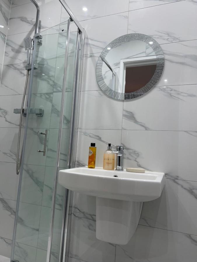 Jj Serviced Apartment - Close To Tube Station & Near Central London & Wembley Northolt  Eksteriør billede
